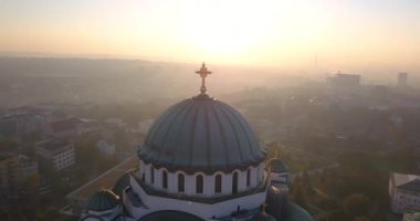 Saint Sava Tapınağı ve çevresindeki sislerin insansız hava aracı