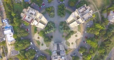 Belgrad 'ın Zvezdara kentindeki 3 gökdelenin tam üstünde