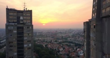 Kentsel gökdelenlerde uçan insansız hava aracı