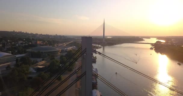 日没時にベオグラードのエイダ吊り橋と古い鉄道橋の空中ビュー — ストック動画