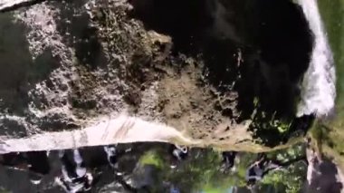 Ön takla bir kanyonda suya atlıyor.