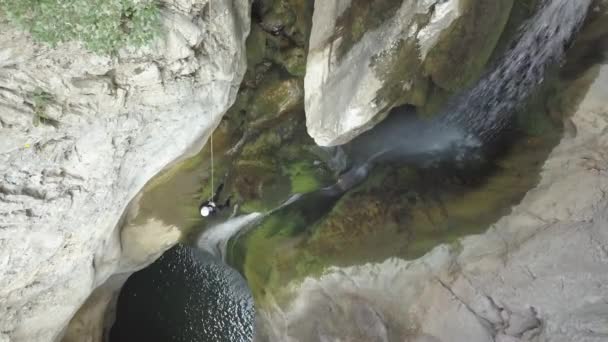Беспилотник Спускающийся Водопаду Каньоне — стоковое видео