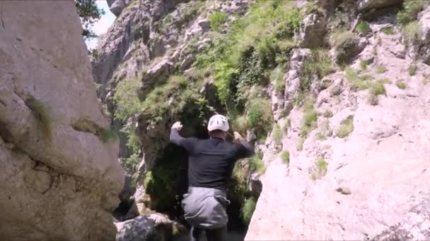 Человек Прыгающий Опасной Скалы Каньона Бассейн Реки — стоковое видео