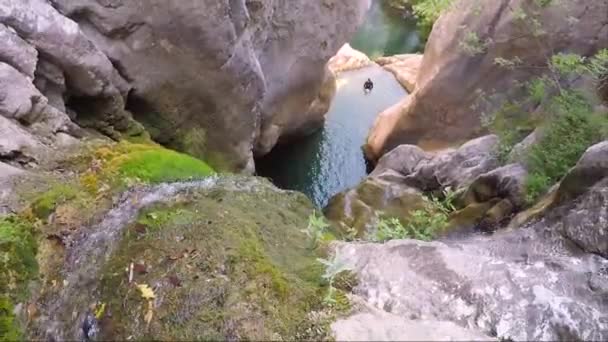 Vista Assustadora Uma Bacia Rio Penhasco Alto — Vídeo de Stock