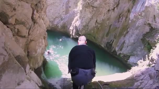 渓谷の小さな湖へのダイビング — ストック動画