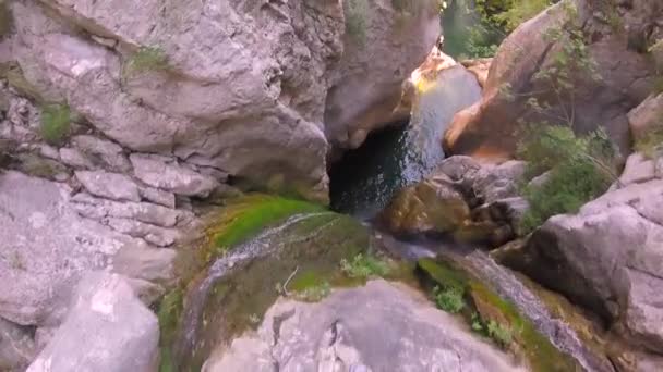 Unrecognizable Man Plunging Dangerous Canyon Cliff River Basin — Stock Video
