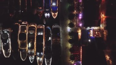 Hırvatistan 'ın eski Hvar kasabasındaki küçük körfeze demirlemiş lüks yatların gece çekimleri