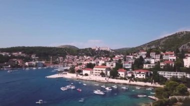 Eski şehir Hvar ve Fotress Fortica 'nın havadan görüntüsü.