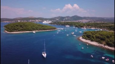 Yoldan geçen teknelerin ve Hvar adasına yakın büyük bir yolcu gemisinin zaman aşımına uğraması.