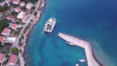 Jadrolinija feribotunun Hvar adasından Hırvatistan 'a araba taşıma görüntüsü
