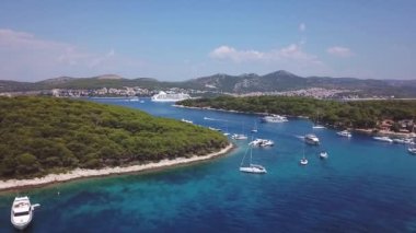 Geçen teknelerin havadan görünüşü ve Hvar adasına yakın büyük bir yolcu gemisi.