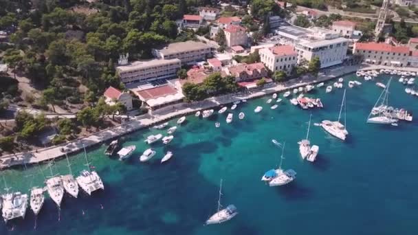 Hvar Marina Spoustou Různých Lodí Ukotvených — Stock video