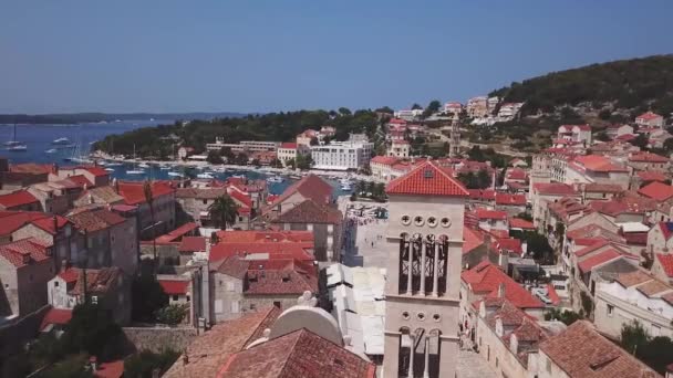 Drone Persone Che Camminano Una Piazza Accanto Alla Cattedrale Santo — Video Stock