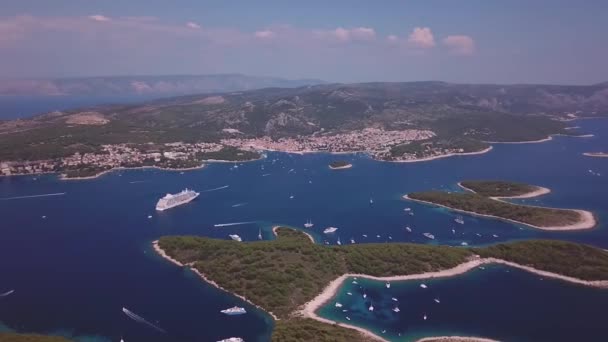 Hoch Oben Luftaufnahme Vorbeifahrender Boote Und Eines Großen Kreuzfahrtschiffes Der — Stockvideo