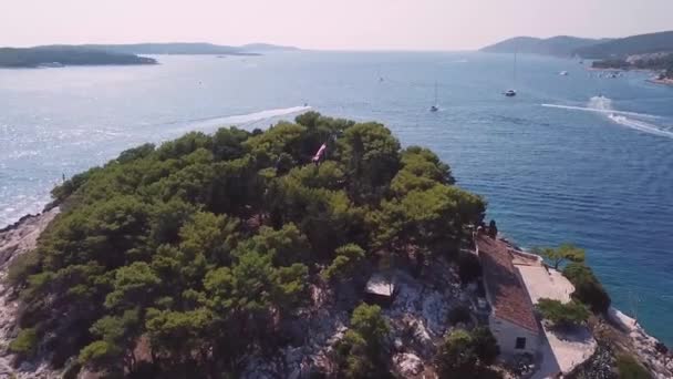 Widok Lotu Ptaka Chorwackiej Flagi Powiewającej Wietrze Małej Wyspie Hvarze — Wideo stockowe
