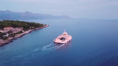Jadrolinija feribotu Hvar adasından Hırvatistan 'a araba taşıyor