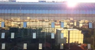 Camlar, Belgrad 'daki yüksek binadaki güneş ışığını yansıtıyor