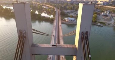 Sırbistan 'ın Belgrad kentinde yeni demiryolu köprüsünün insansız hava aracı görünümü