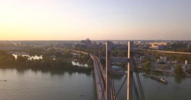 Gün batımında Belgrad 'daki yeni demiryolu köprüsünün havadan görünüşü