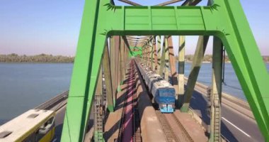 Pancevacki köprüsünün hava manzarası ve Sırbistan 'ın Belgrad kentinde geçen bir tren