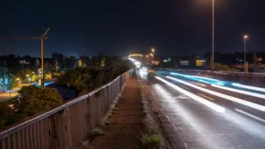 Belgrad 'daki Pancevacki köprüsünde gece yarısı araçların geçişi
