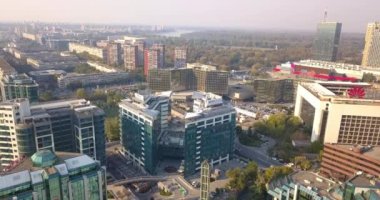 Belgrad 'ın kentsel kesimindeki modern iş merkezlerinin havadan görüşü