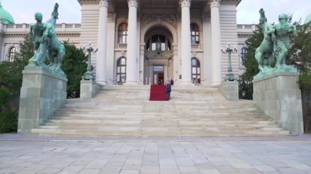 塞尔维亚贝尔格莱德议会大厦入口的前景 — 图库视频影像