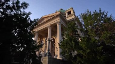 Sırbistan 'ın Belgrad kentindeki Parlamento binasının önü