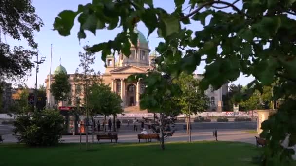 塞尔维亚贝尔格莱德议会大厦和一个公园的前景 — 图库视频影像
