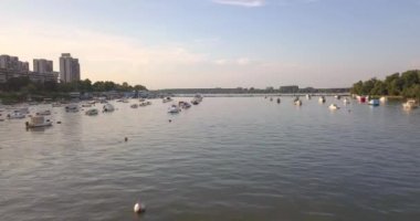 Belgrad 'ın Zemun kentindeki küçük bir tekne limanının insansız hava aracı görüntüsü