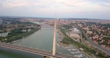 Belgrad 'daki Ada Köprüsü ve Sava nehrinin insansız hava aracı görüntüsü