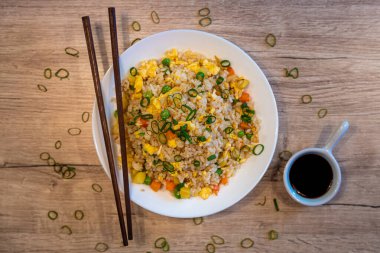 Geleneksel Çin yemeği, sebzeli karışık pirinç.