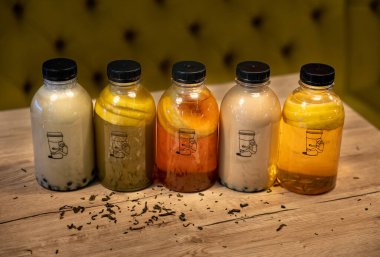 Farklı çay şişeleri, köpüklü çay, limon çayı, kahve köpüklü çay ve yeşil çay.