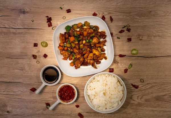 Kung Pao tavuğu, geleneksel Çin yemeği beyaz pirinç ve soya sosuyla servis edilir.