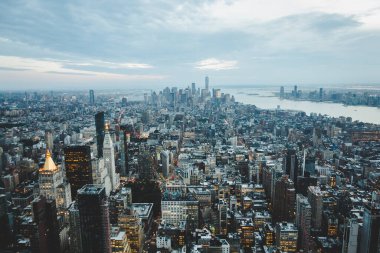 Gün batımında Empire State Binası 'ndan Manhattan' ın güzel geniş bir manzarası var.