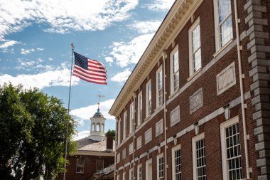 Philadelphia, Pennsylvania, Amerika Birleşik Devletleri 'nde Amerikan bayrağıyla Bağımsızlık Salonu' na yakın çekim