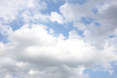 Bulutlu mavi gökyüzü