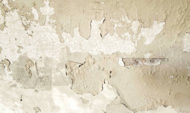 Eski, dökük, yıpranmış yüzeyi olan alçı duvarın yakın çekimi. Geçmişler, dokular ve klasik veya sıkıntılı tasarım projeleri için mükemmel. Yüksek çözünürlük ve detaylı grunge estetiği.