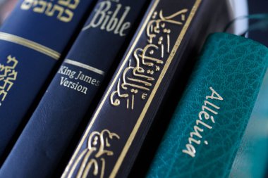 Üç tek tanrılı din. Hıristiyanlık, İslam ve Yahudilik. Thorah, Kuran ve İncil. Dinlerarası semboller. 