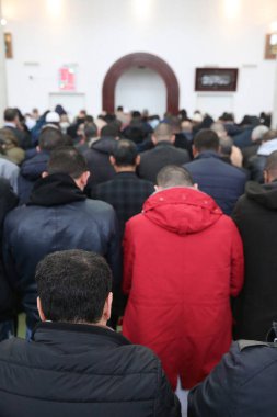 Cuma namazını camide kılacağım.. 