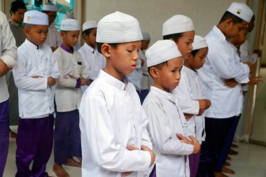 Nurunnaim Camii. Genç müslüman çocuklar cuma namazı için dua ediyorlar. Phnom Penh. Kamboçya. 