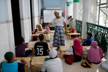 Muslim children learning Quran at Islamic school.  Cholon Jamial Mosque. 