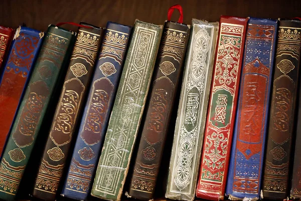 Islam Quran Holy Book Islam Bookshelf — 图库照片