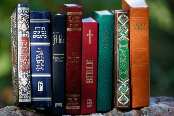 Trzy Monoteistyczne Religie Chrześcijaństwo Islam Judaizm Thorah Koran Biblia Symbole — Zdjęcie stockowe