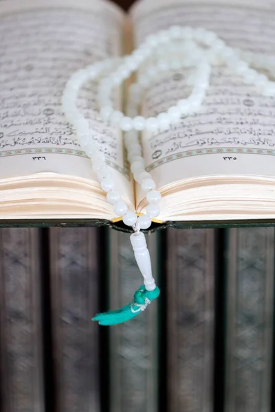 Мечеть Путра Або Масджид Путра Відкрийте Коран Ігламічними Молитовними Намистинами — стокове фото