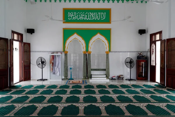 Мечеть Аль Эхсан Молитвенный Зал Минбаром Михрабом Зеленый Ковёр Чау — стоковое фото