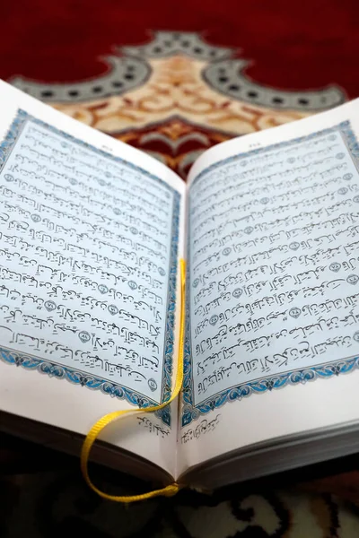 Otwarty Święty Koran Języku Arabskim Drzewnej Podstawce — Zdjęcie stockowe