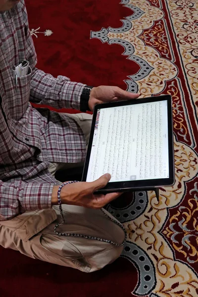 Müslüman Tablette Dijital Kuran Okuyor — Stok fotoğraf