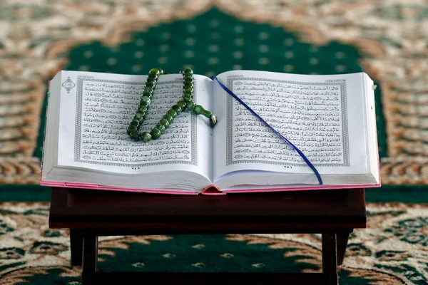 Masjid Rohmah Mosque Open Quran Muslim Prayer Beads Wood Stand — Stock Photo, Image