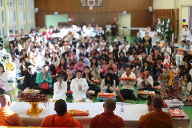 Kathina seremonisi: Manastır sanghasına bornoz adağı ve diğer ihtiyaçlar.